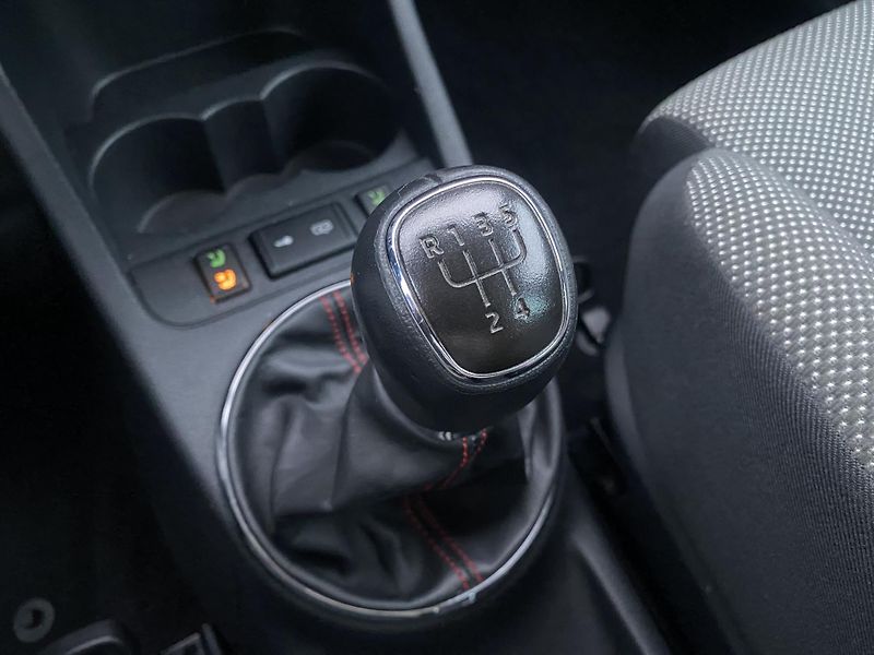 Škoda Roomster (2014) 1.2TSi MODEL NOIRE - fotka 35 z 65