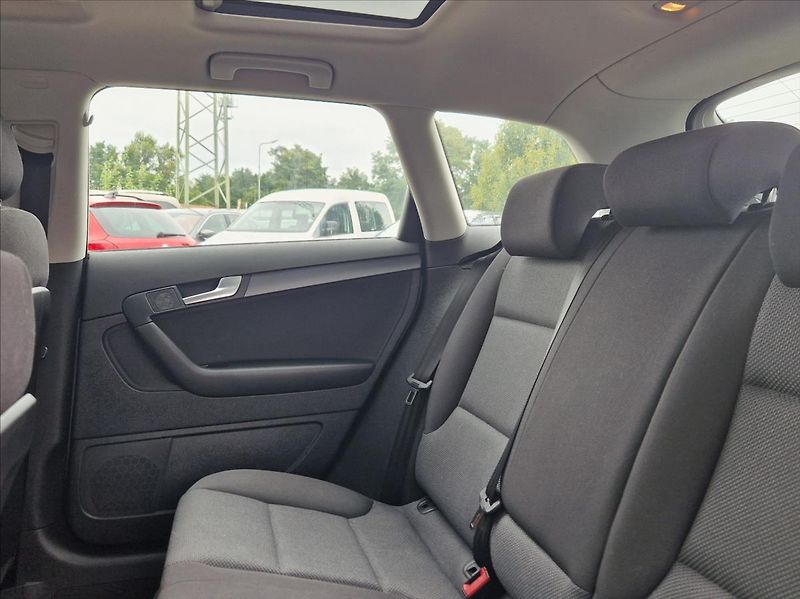 Audi A3 1,6 MPI SPORTBACK AUTOAC PANO - fotka 13 z 32