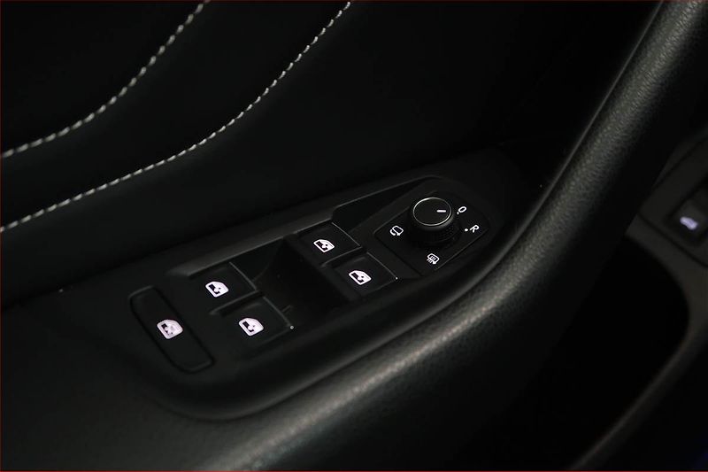 Volkswagen Passat (2020) R-Line 2.0 TDI, Automat, Kůže - fotka 16 z 18