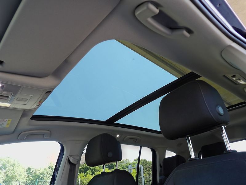 Volkswagen Touran 1.5TSI DSG Highline 7 míst TZ - fotka 24 z 37