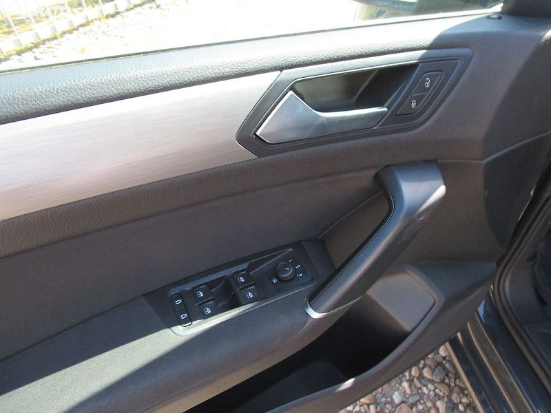 Volkswagen Touran 1,5TSI-110KW-7-MÍSTNÝ-NOVÁ STK - fotka 19 z 28