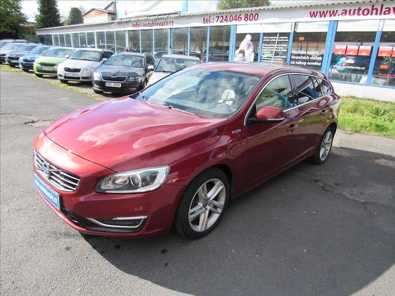 Volvo V60 2,4 D6 AWD Plug-in Hybrid - fotka 1 z 41