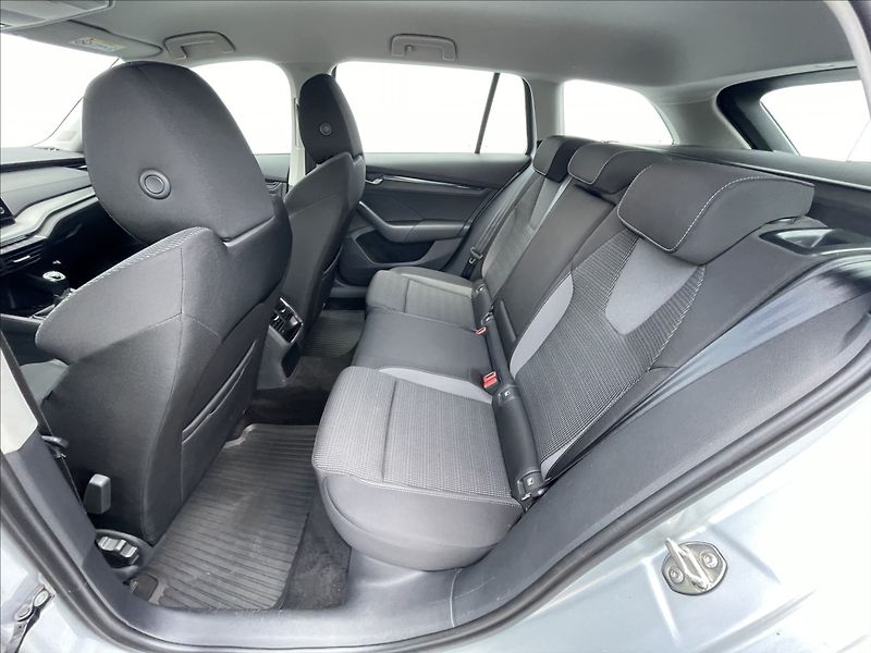 Škoda Octavia 2,0 TDI Combi Ambition Plus - fotka 16 z 23