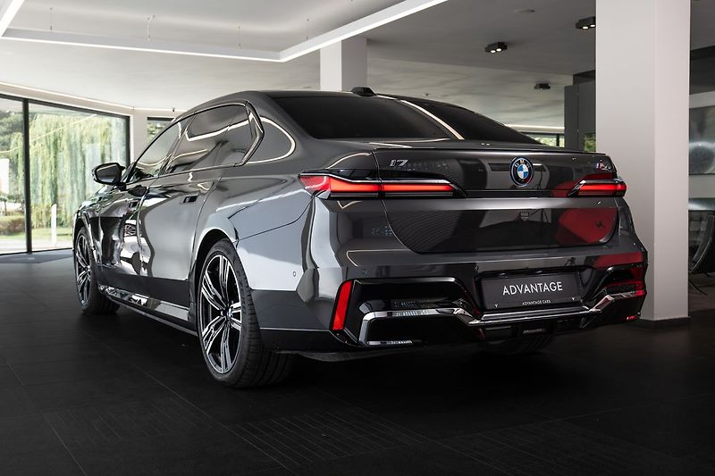 BMW Ostatní M70 xDrive Bower&Wilkins Diamo - fotka 4 z 23
