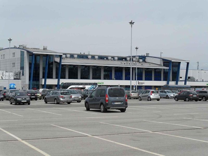 Parkovací dům C s označením Comfort je také spojen lávkou s Terminálem 2