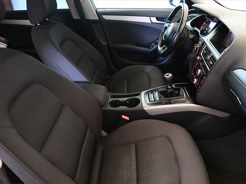 Audi A4 (2012) Ambition 2.0 TDI, Serv.kniha - fotka 9 z 16
