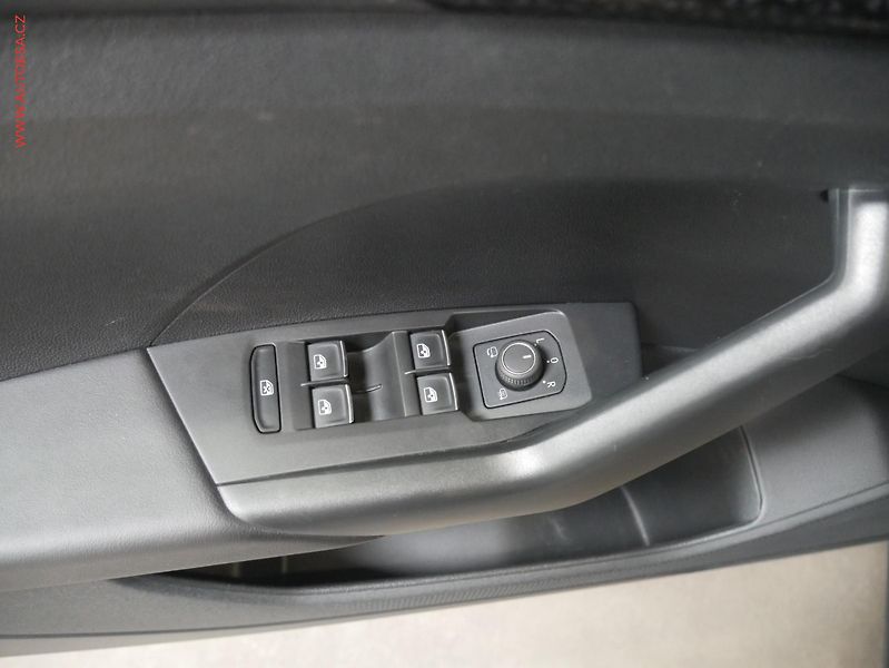 Volkswagen T-Cross (2023) 1.0 TSi, 2.maj,ČR, Style, LED - fotka 11 z 20