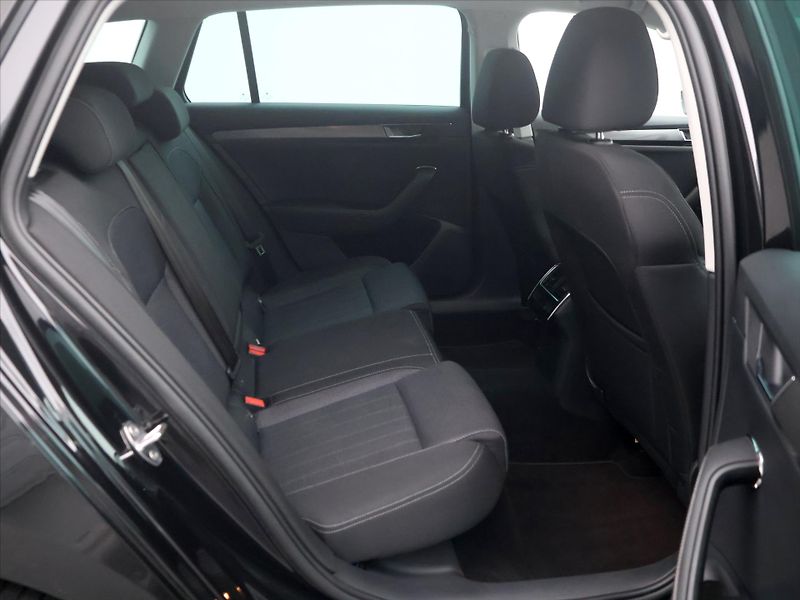 Škoda Superb 2.0 TDI 110kW Style DSG Tažné - fotka 14 z 32