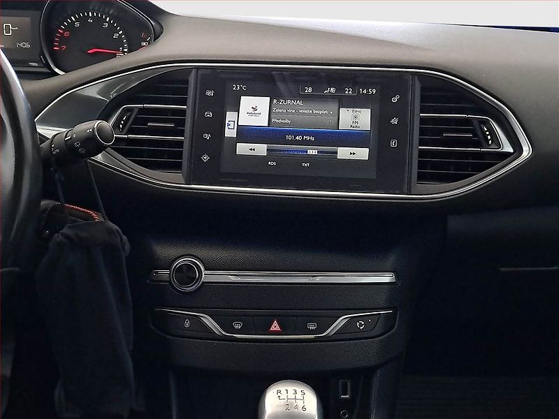 Peugeot 308 (2015) Active 1.2 e-THP, Navi - fotka 12 z 19