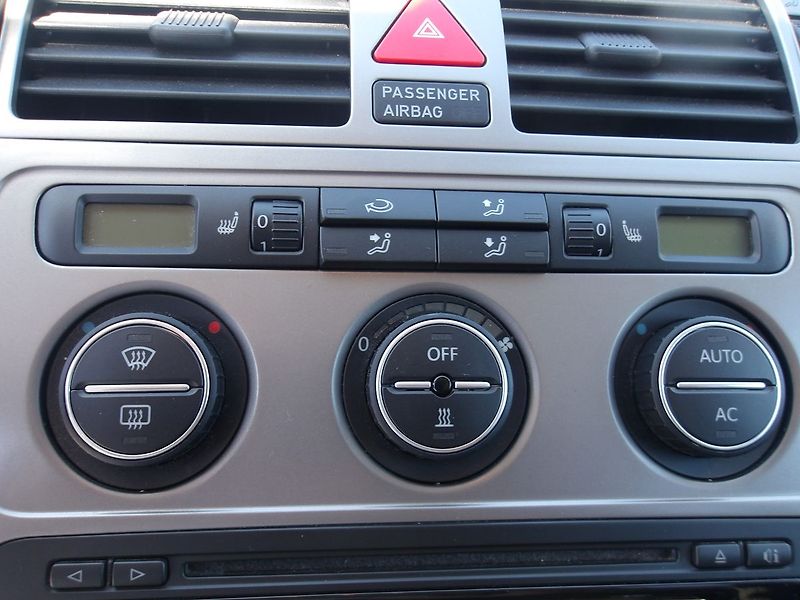 Volkswagen Touran 2,0TDi 125kW CROSSTOURAN Extré - fotka 20 z 37
