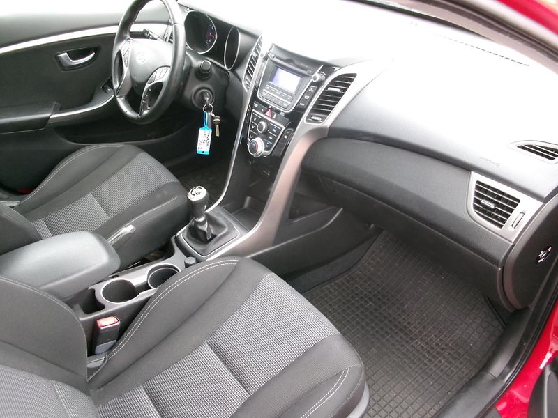 Hyundai i30 (2012) 1,6 16V KLIMA TEMP ČR - fotka 17 z 26