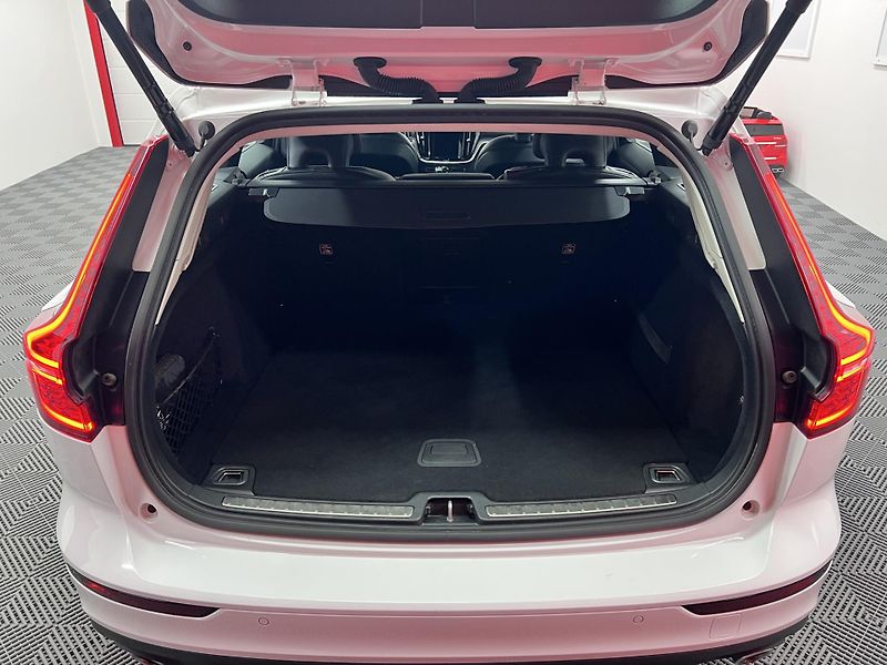 Volvo V60 2.0 T4 140 kW, Automat, 2020 - fotka 6 z 38
