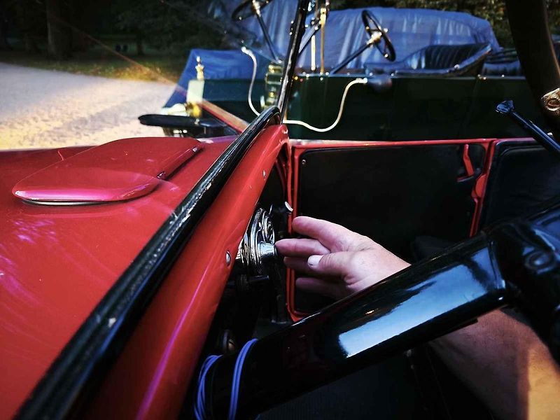 Nastartovat auto našich předků není žádná legrace.