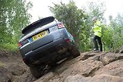 Range Rover Sport může být ovládán přes mobilní telefon.