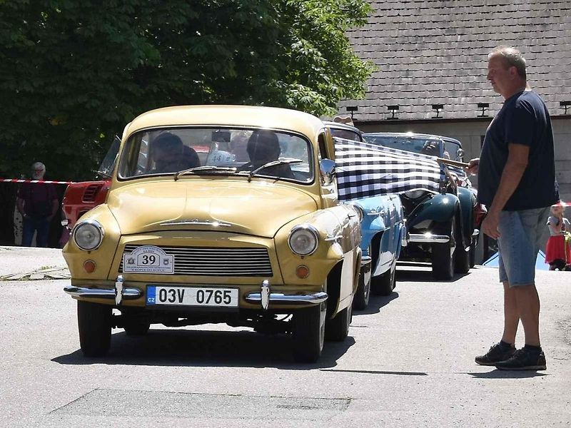Tradiční závod S kopce do kopce si nenechalo letos ujít na sedm desítek posádek historických automobilů a motocyklů.