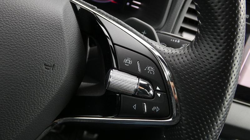 Škoda Karoq 1,5 TSI Sportline DSG - fotka 13 z 25