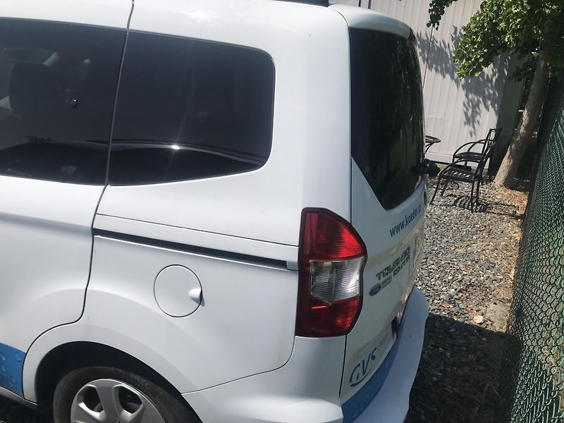 Ford Tourneo Courier 1.0 EcoBoost 74 KW VADA MOTORU - fotka 6 z 11
