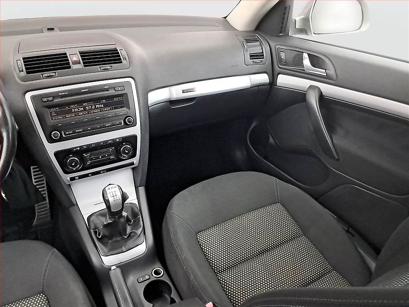 Škoda Octavia (2009) 1.9 TDI 4x4, 4X4, slušný stav - fotka 8 z 15