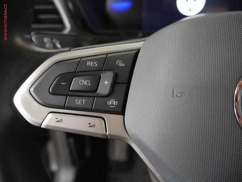 Volkswagen T-Cross (2023) 1.0 TSi, 2.maj,ČR, servis - fotka 15 z 21