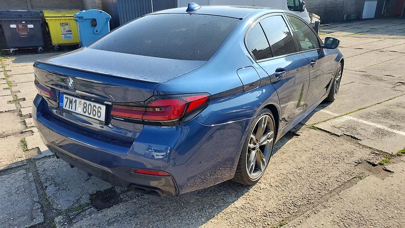 BMW Řada 5 (2020) M550i xDrive - fotka 6 z 7