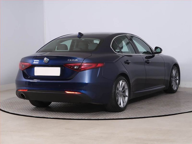 Alfa Romeo Giulia (2018) 2.0 Turbo - fotka 5 z 20