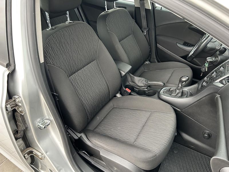 Opel Astra 1.6 CDTi Enjoy - fotka 12 z 24