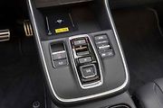 Středová konzole je jiná u plug-in hybridu