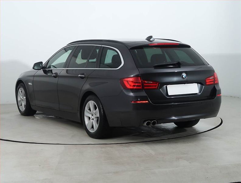 BMW Řada 5 (2013) 520d, Automat, Navi, Xenony - fotka 4 z 27