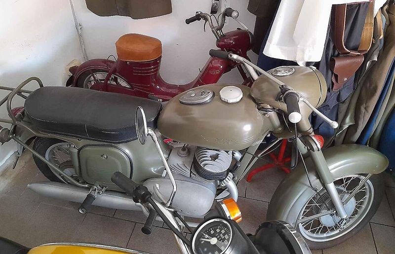 Nadšenec pro motoristické veterány Jindřích Kabourek u pýchy své sbírky, policejní Jawy 354, přezdívané nanuk.