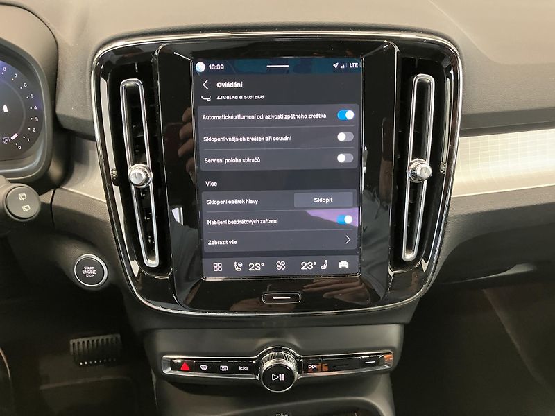 Volvo XC40 B3 FWD Plus Dark AT7 - fotka 33 z 39
