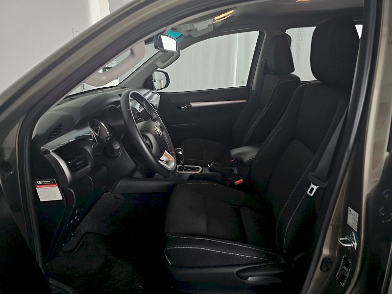 Toyota Hilux (2025) 2.8 D-4D 204k 6AT EXECUTIVE TA - fotka 6 z 33