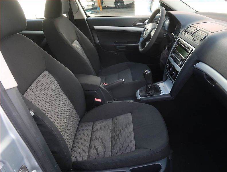Škoda Octavia (2009) Ambiente 1.9 TDI, Serv.kniha - fotka 9 z 18