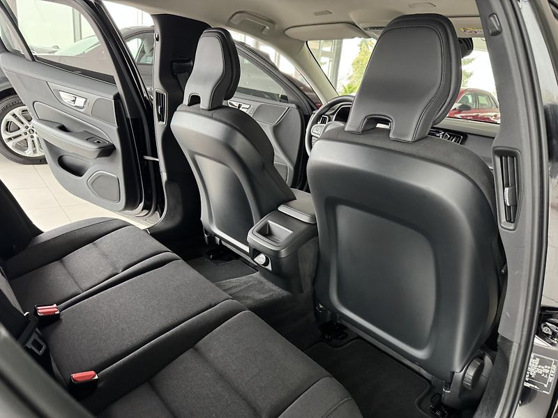 Volvo V60 B3 AUT*120kW*KeyLess*LED*Kamer - fotka 17 z 35