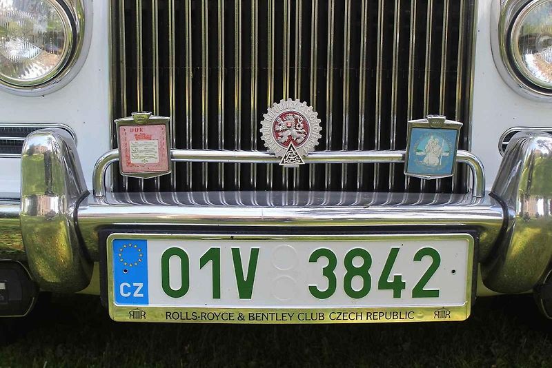 Luxusní vozy se v sobotu 4. května sjely na zámek do Lnář. Převládala auta značky Rolls-Royce.