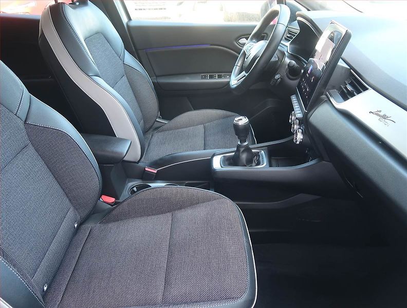 Renault Captur (2023) Limited 1.3 TCe, Kůže, Navi - fotka 9 z 16
