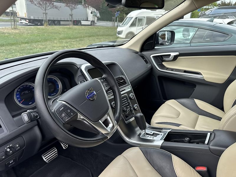 Volvo XC60 2,4 D3 R-DESIGN AWD AT - fotka 10 z 24