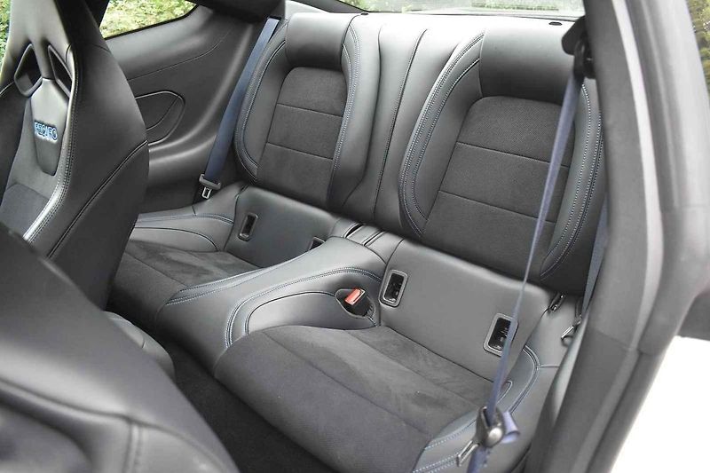 Tento Ford Mustang byl ve výkonnější verzi Dark Horse.
