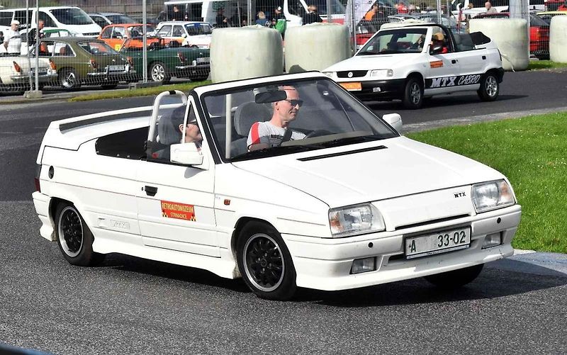 Jízda ve vozech Škoda s otevřeným nebem nad hlavou nebyla rozhodně pro každého