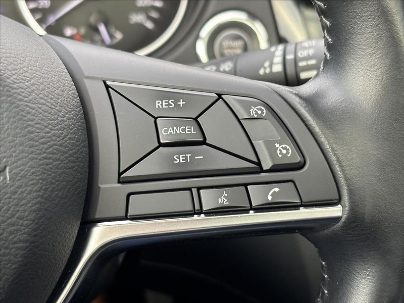 Nissan Qashqai 1,3 DIG-T Tekna PANORAMA TAŽNÉ - fotka 34 z 49