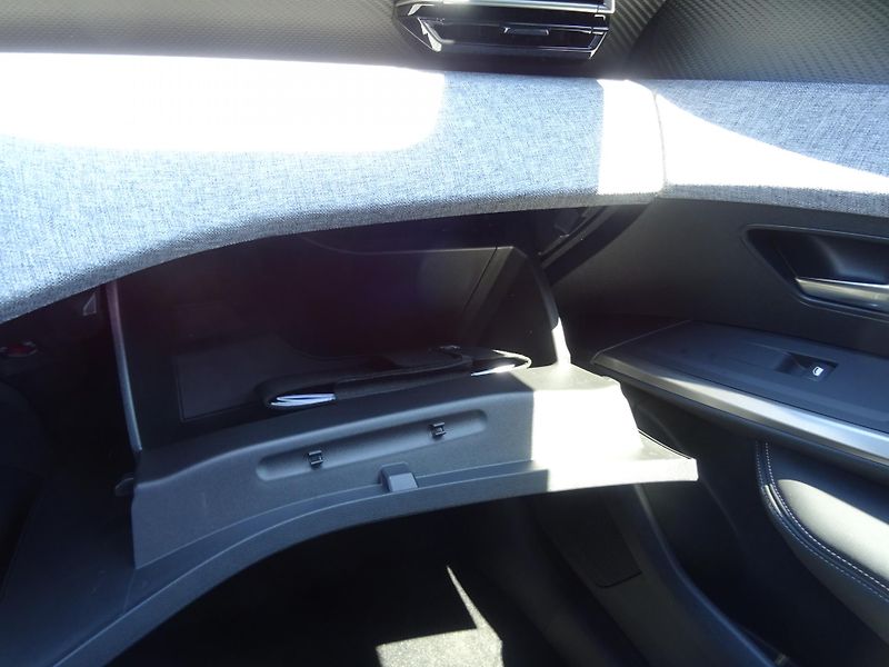Peugeot 3008 (2025) ALLURE Hybrid 145k e-DCS6 - fotka 29 z 33
