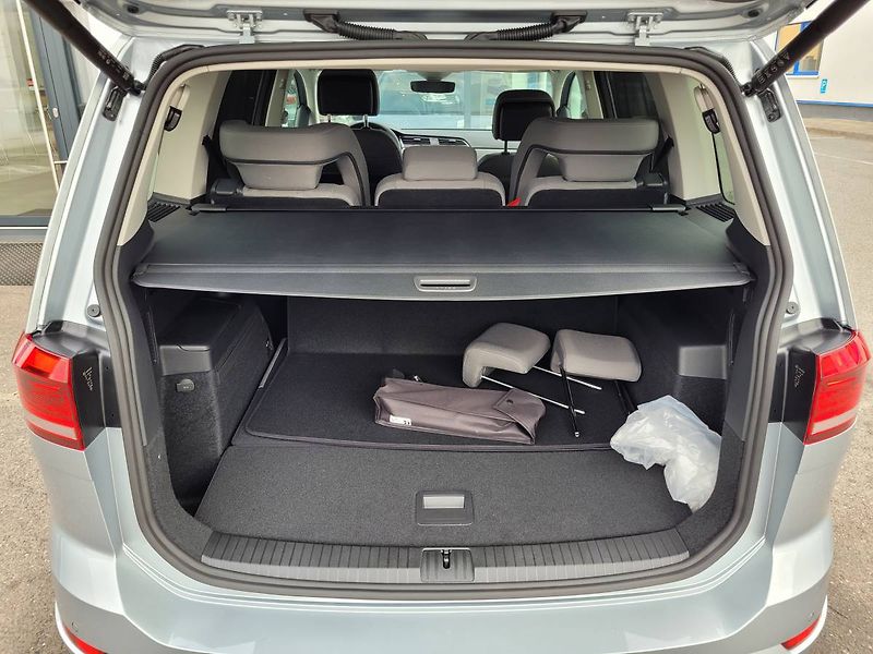 Volkswagen Touran 1.5 TSI DSG R-Line 7míst TAŽNÉ - fotka 38 z 50