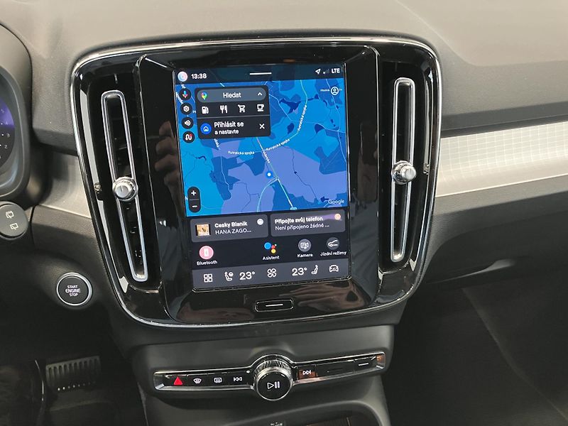 Volvo XC40 B3 FWD Plus Dark AT7 - fotka 25 z 39