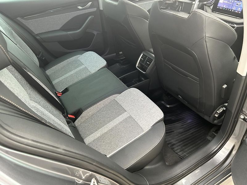 Škoda Octavia 2.0 TDI Top selection - fotka 24 z 28