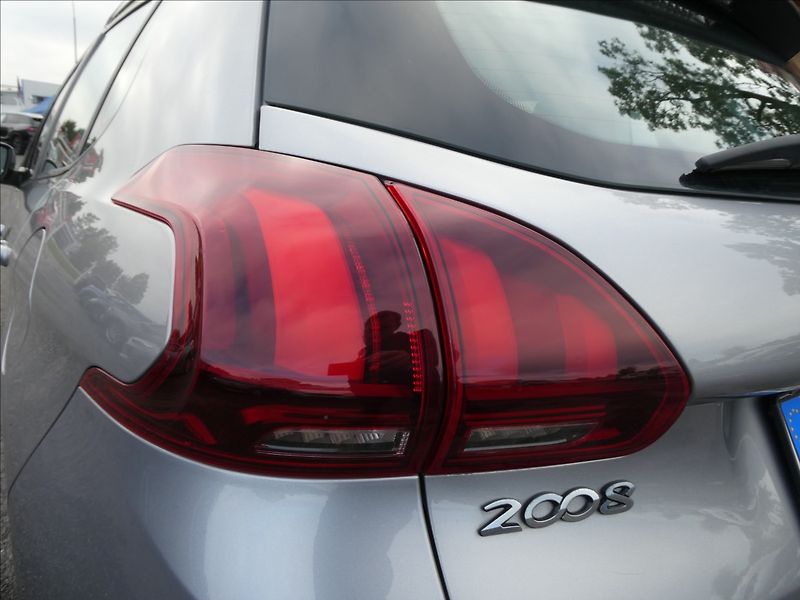 Peugeot 2008 1,2 PureTech 81kW AUTOMAT, ČR - fotka 11 z 38