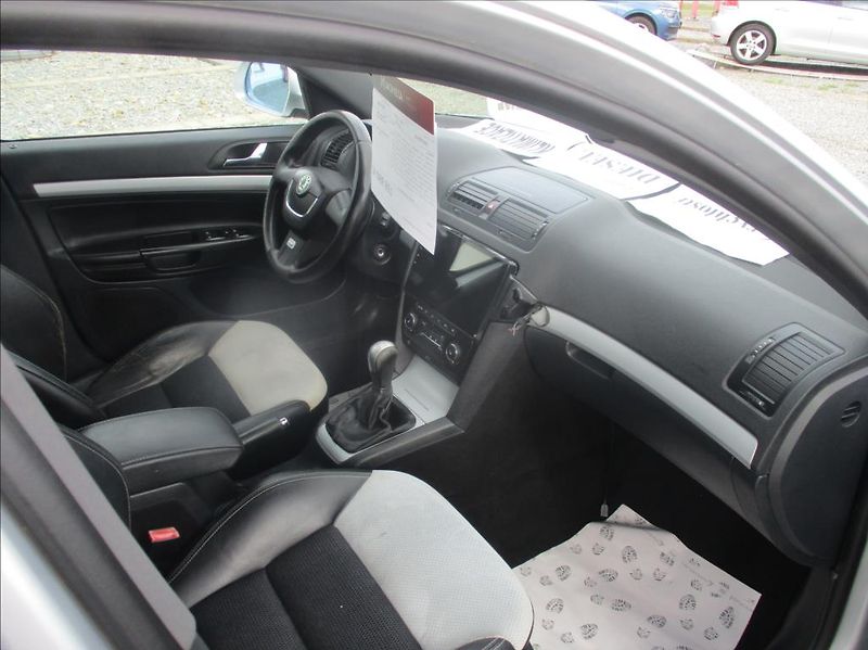 Škoda Octavia 2,0 TDI RS, aut.klima,tažné, - fotka 9 z 38