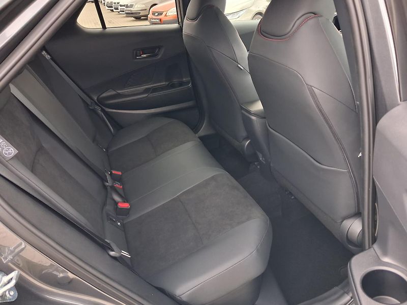 Toyota C-HR 2,0 HEV e-CVT GR Sport - fotka 21 z 26