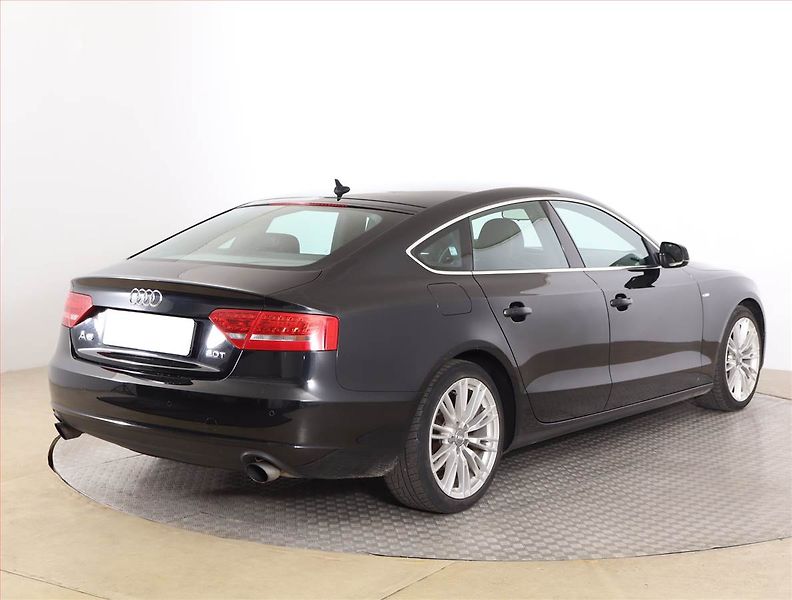 Audi A5 (2010) S-Line 2.0 TFSI, Xenony - fotka 5 z 16