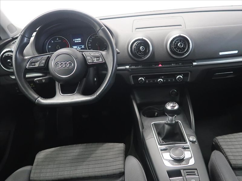 Audi A3 2,0 TDI S-line 1.majitel - fotka 28 z 38