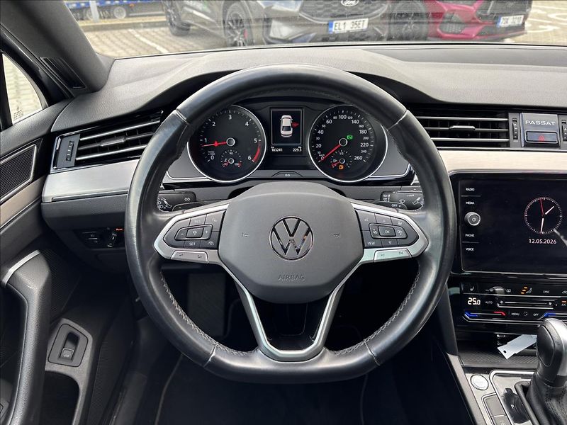 Volkswagen Passat 2,0 TDI R-Line 140kW - fotka 17 z 47