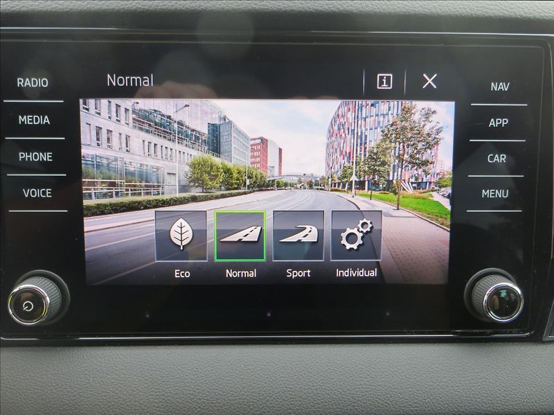 Škoda Karoq 1,5 TSI Style 110kW DSG WEBAST - fotka 21 z 33